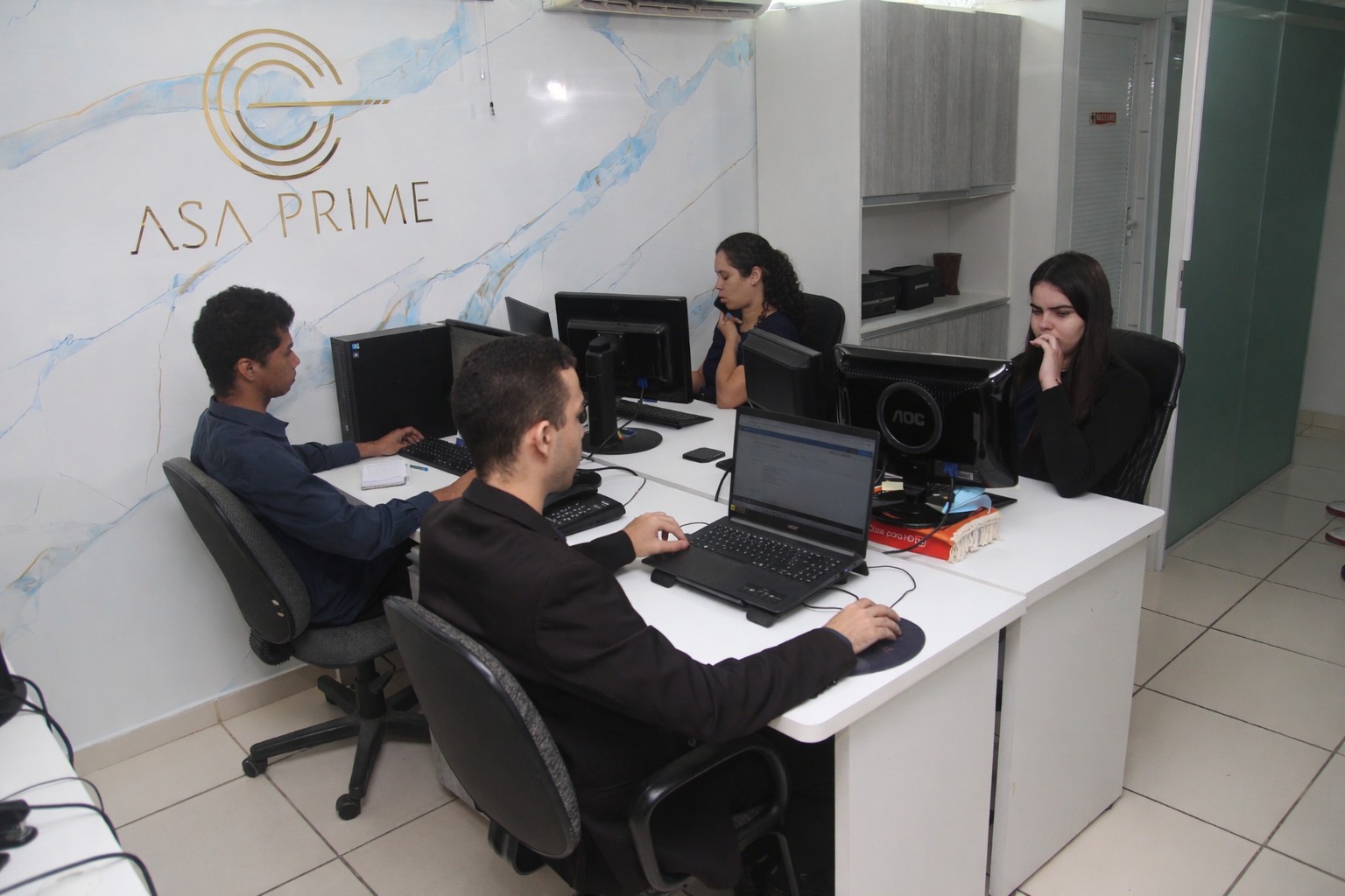 Equipe corporativa discutindo estratégias em reunião